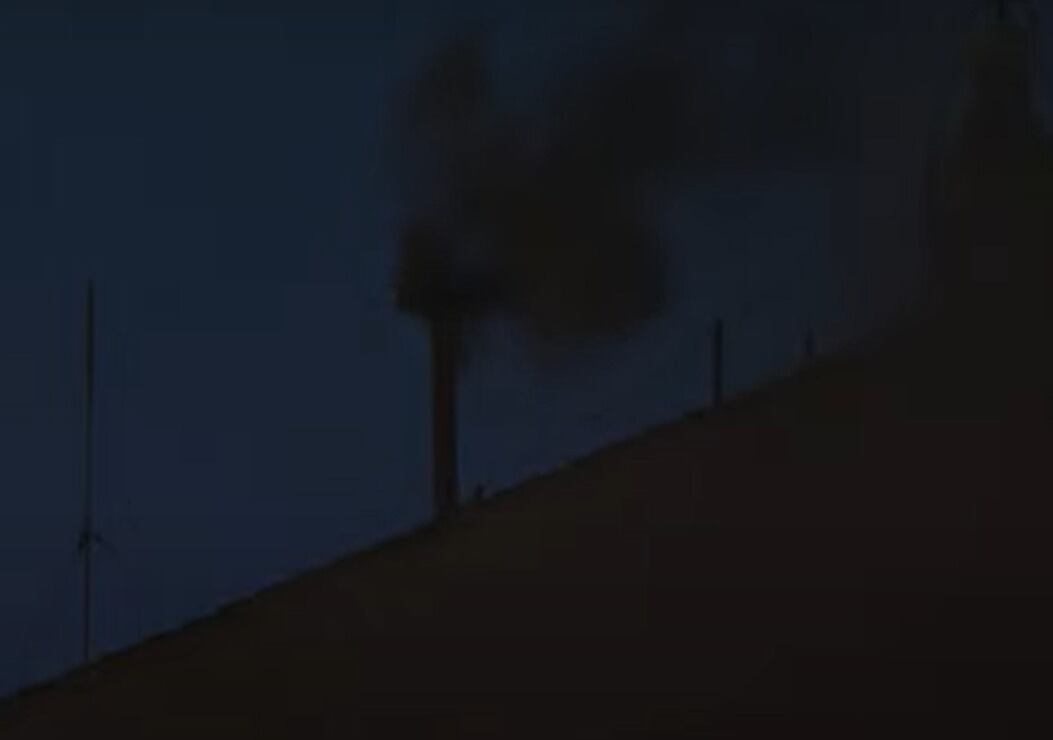 Miles de curiosos y fieles se agolparon en la plaza San Pedro para conocer el resultado de esta misteriosa y secreta reunión.