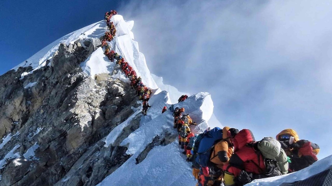 En esta fotografía del 22 de mayo de 2019, una larga fila de montañeros ascienden al pico del Everest.