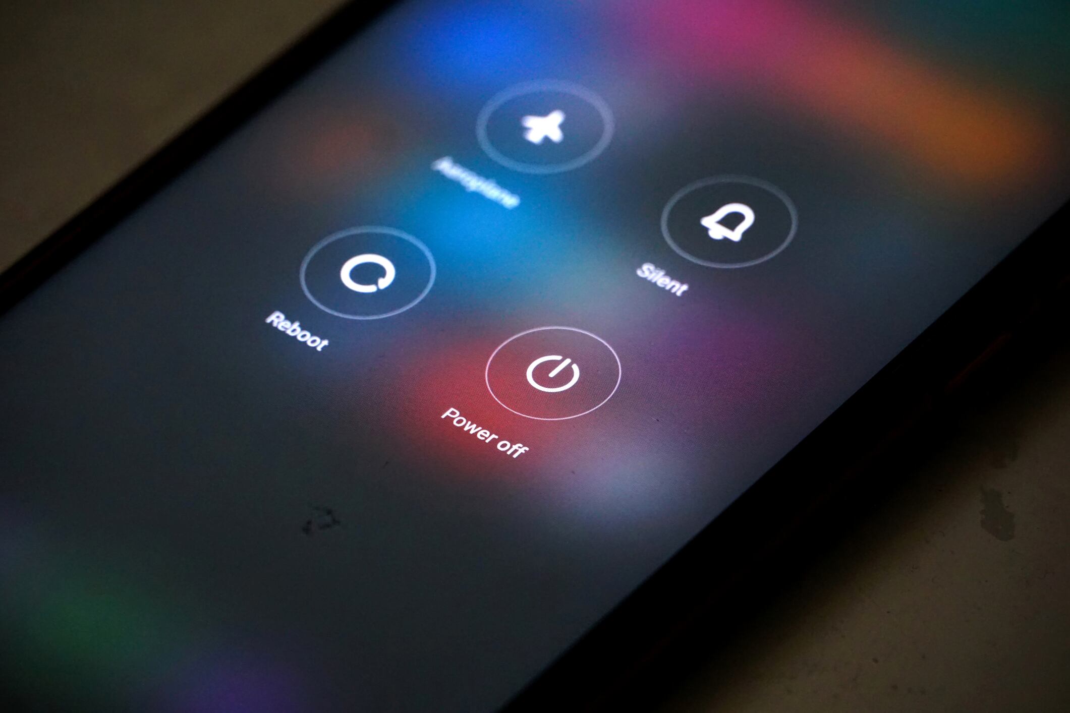 Para evitar que los ladrones apaguen un dispositivo robado, se recomienda la implementación de ajustes de seguridad que soliciten una autenticación antes de permitir el apagado o reinicio del teléfono.
