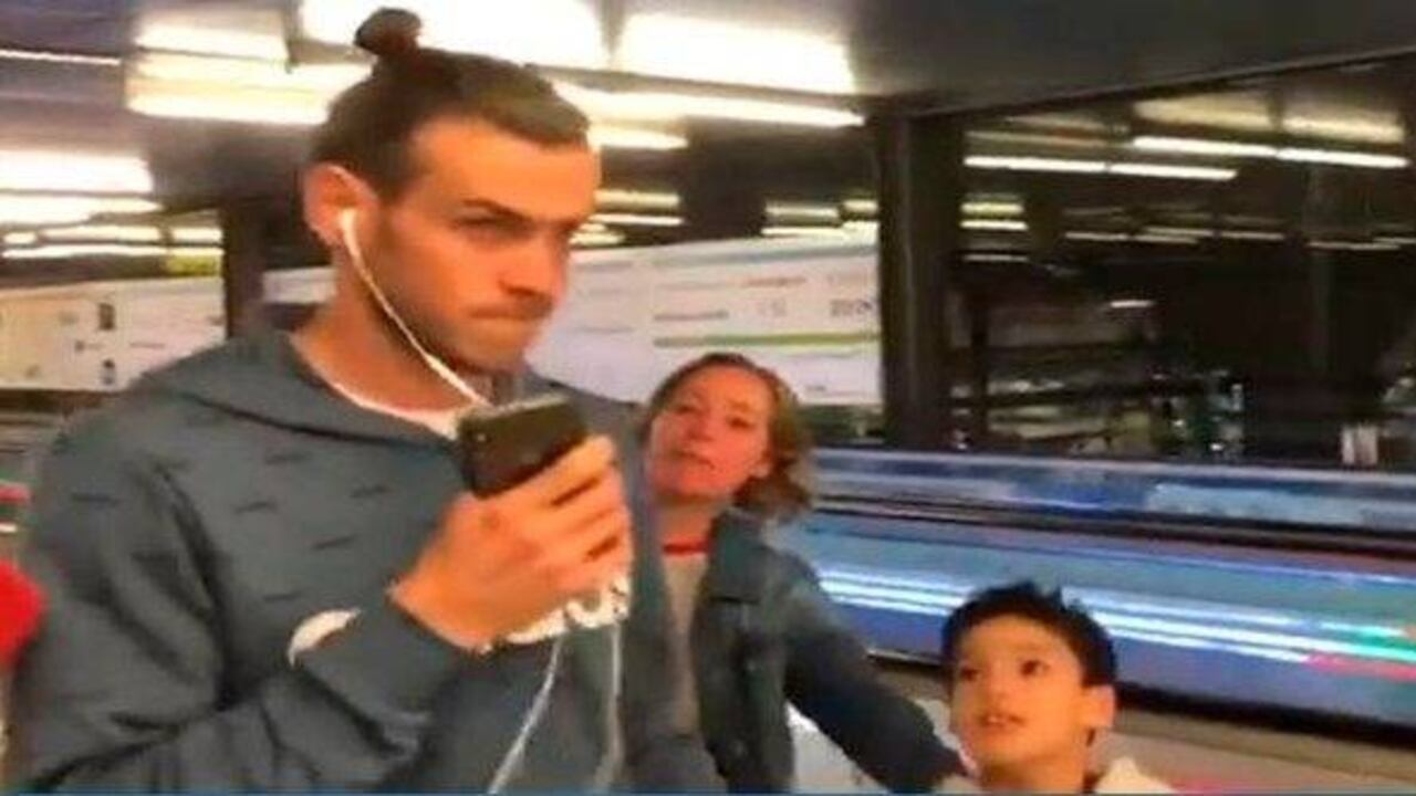 La actitud de Bale hace que la madre del pequeño le suplique por atención: "Por favor, mi hijo te quiere mucho", le dice.