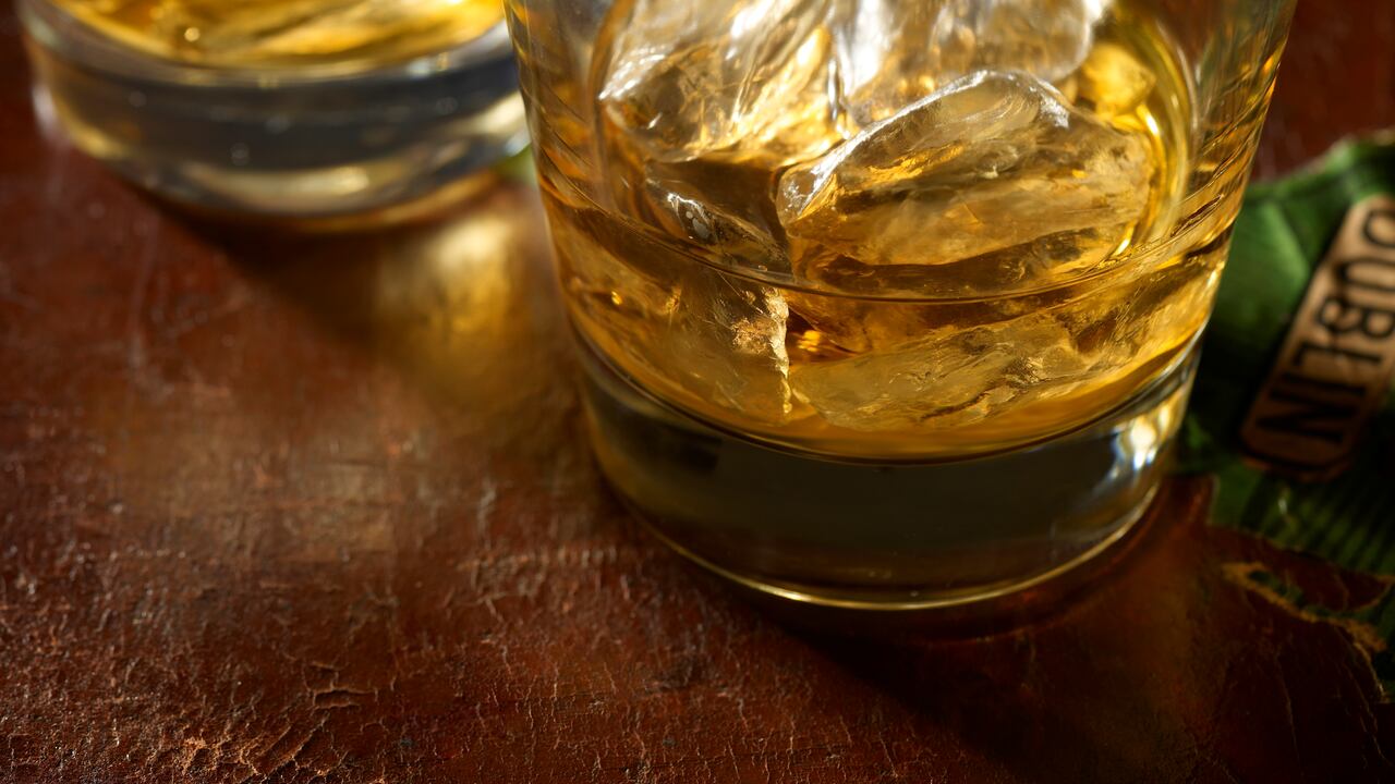 Expertos recomienda añadir la mitad de agua de la medida de whisky que se tiene en el vaso.