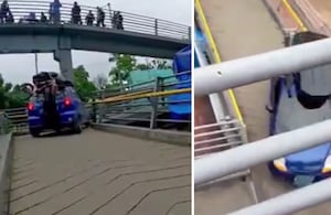 Vehículo intentó subir por un puente peatonal este jueves 23. Julio.