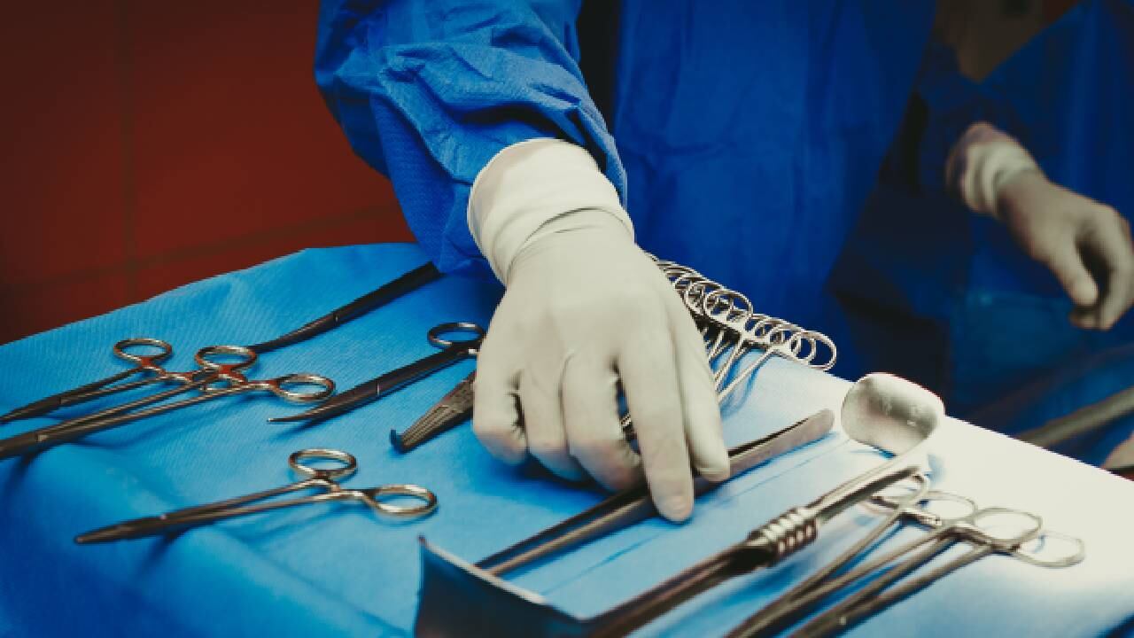 A otro hombre lo amputaron por error en el diagnóstico (imagen de referencia de instrumentos quirúrgicos).