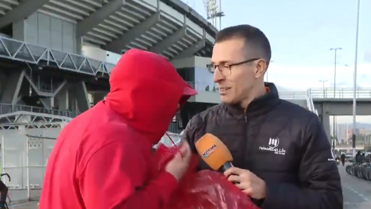 Santiago Ramírez, periodista de Telemedellín, fue agredido en pleno paso en cámara para el noticiero