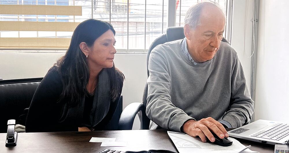 La abogada Alexandra Martínez y Carlos Cortés, representante legal de Alliance Security, aseguraron que el embargo de sus camionetas forma parte de una guerra sucia. 