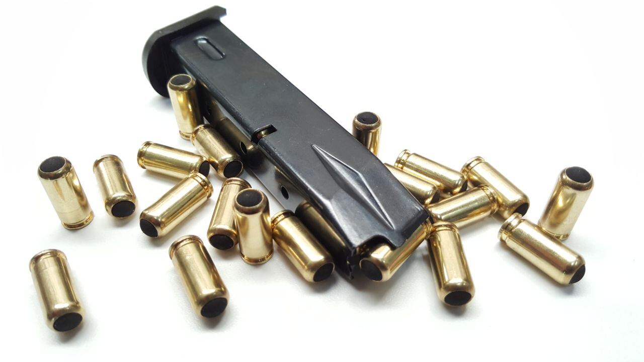 Jiménez asegura que una bala convencional no puede ser usada en estas pistolas.