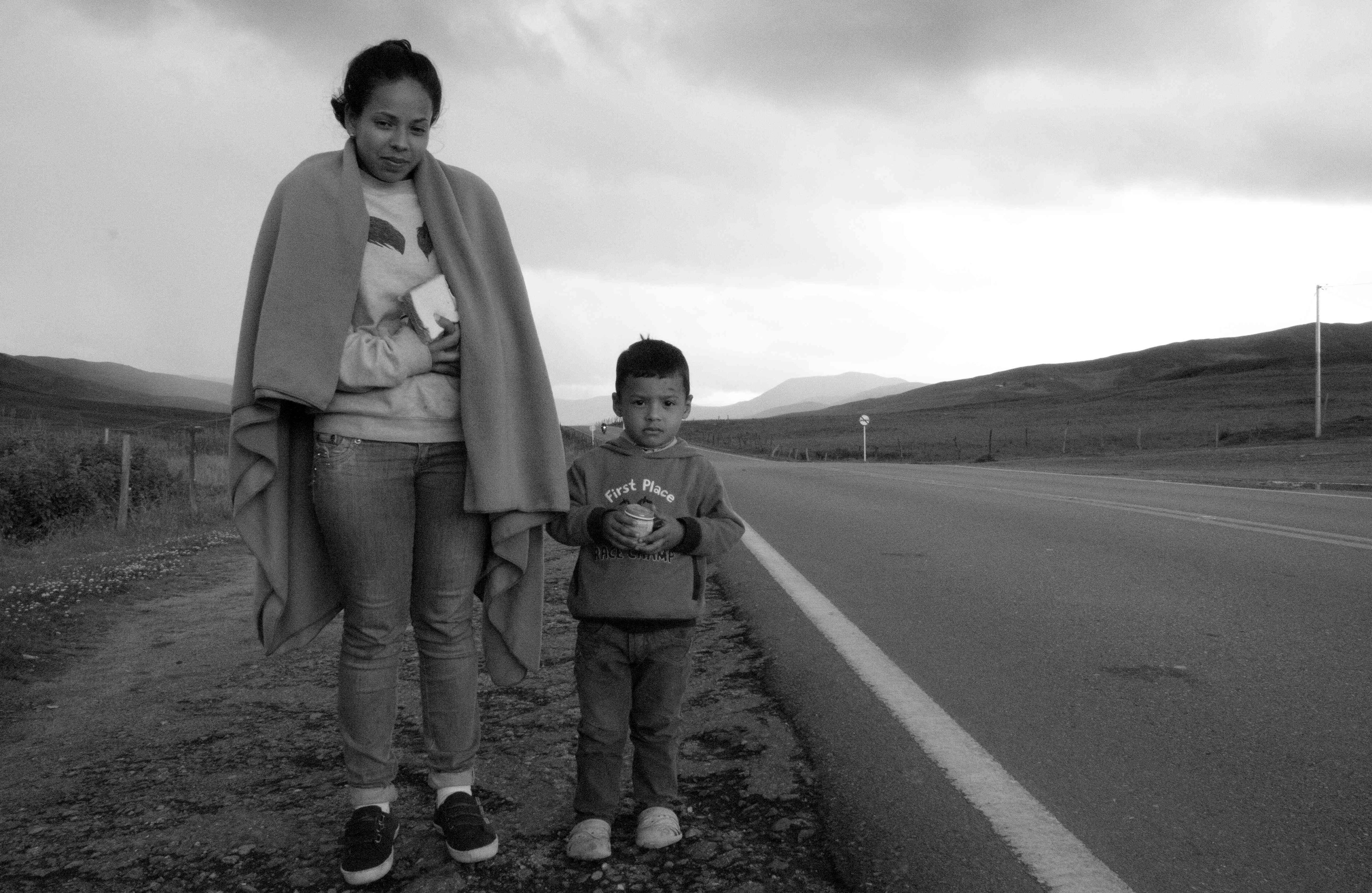 Hilmar Gonzales: A Hilmar le encantaba su casa, le gustaba Venezuela y el lugar en el que vivía. Se vio obligada a huir por el hambre: “Se quedaron mis padres y el resto de mi familia. Yo me vine con mi esposo y mis hijos porque la situación era muy difícil. No vamos a un lugar fijo, vamos a un lugar donde nos den trabajo, salimos por los niños, tienen solo tres años y el bebé tiene cinco meses y allá no podíamos darles nada”. 