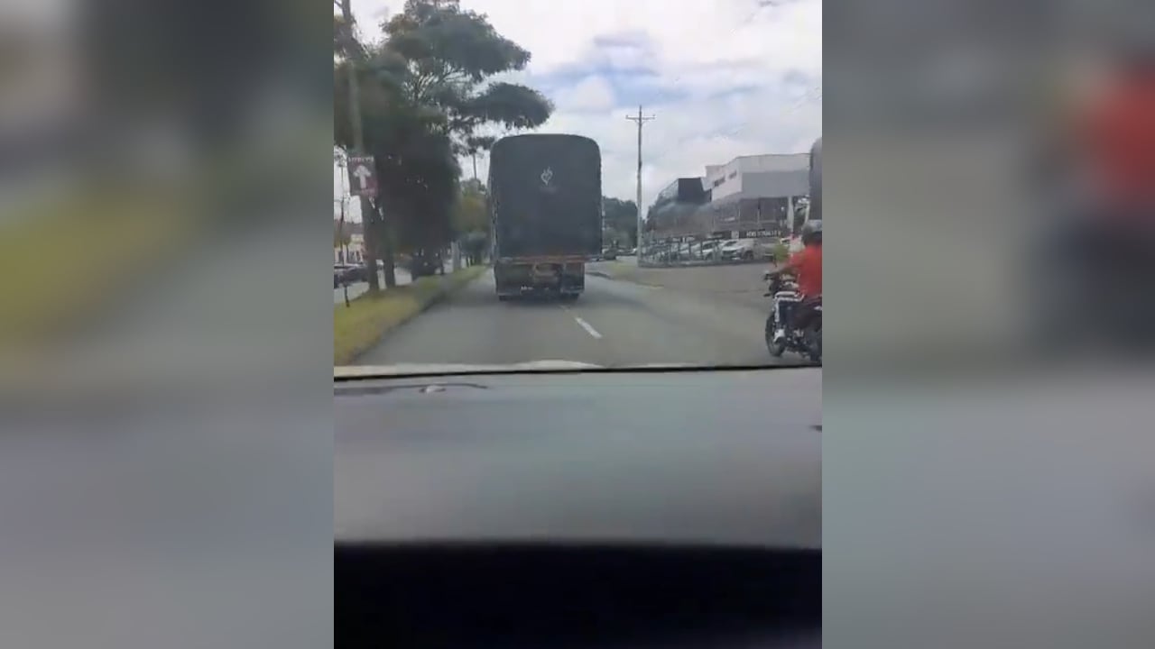 Los conductores persiguieron al camión por varios kilómetros.