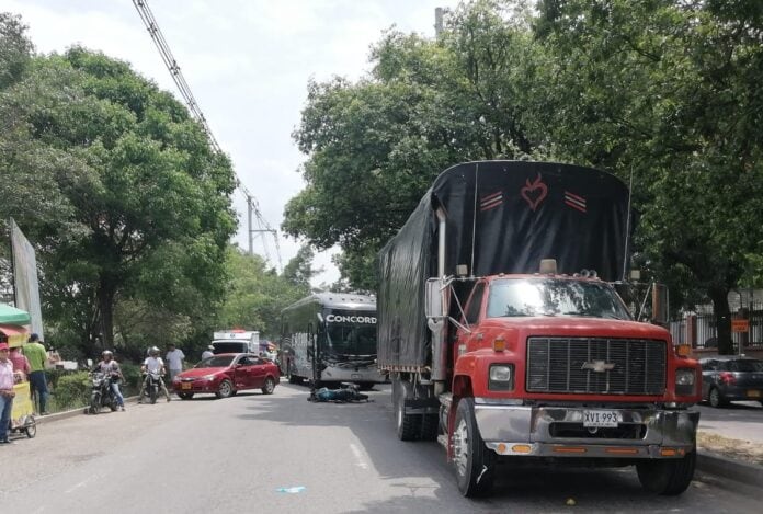 Una motocicleta, un carro particular y un camión se vieron involucrados en el accidente.