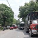 Una motocicleta, un carro particular y un camión se vieron involucrados en el accidente.
