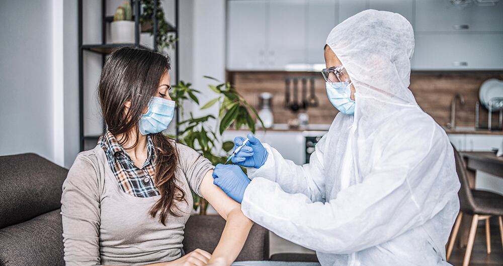 Una posible explicación para la aparición de coágulos y disminución de plaquetas es la respuesta inmune. ESto se ha visto también en pacientes tratados con heparina.