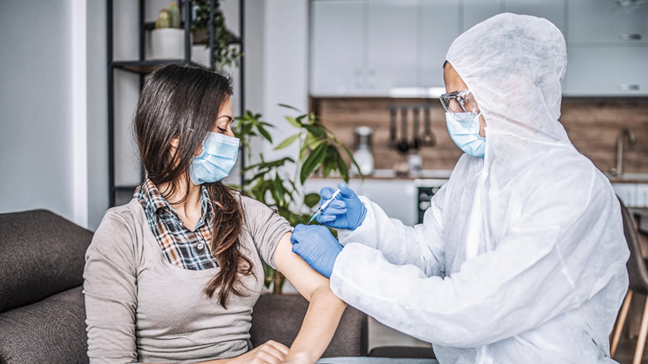 Una posible explicación para la aparición de coágulos y disminución de plaquetas es la respuesta inmune. ESto se ha visto también en pacientes tratados con heparina.