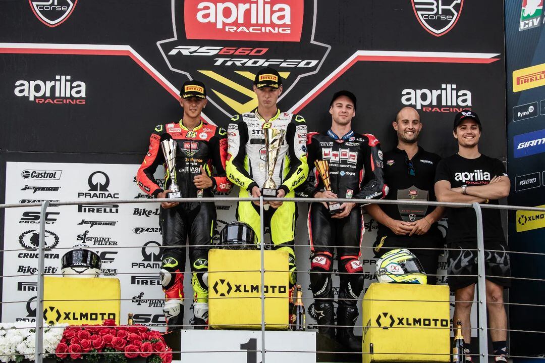 Filippo Momesso en el último podio que logró en su corta carrera.