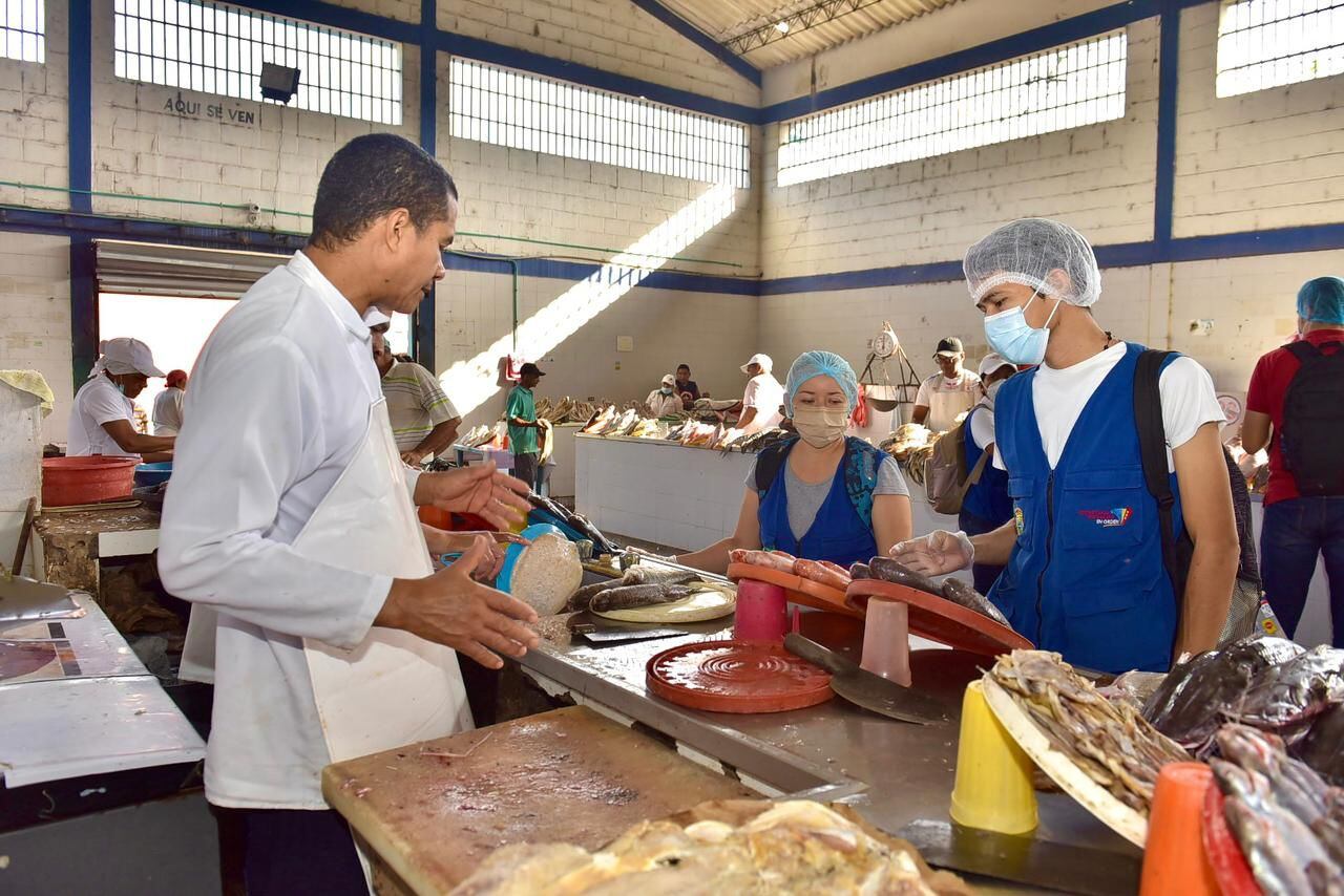 Funcionarios de la Secretaría de Salud revisan establecimientos de pescados.