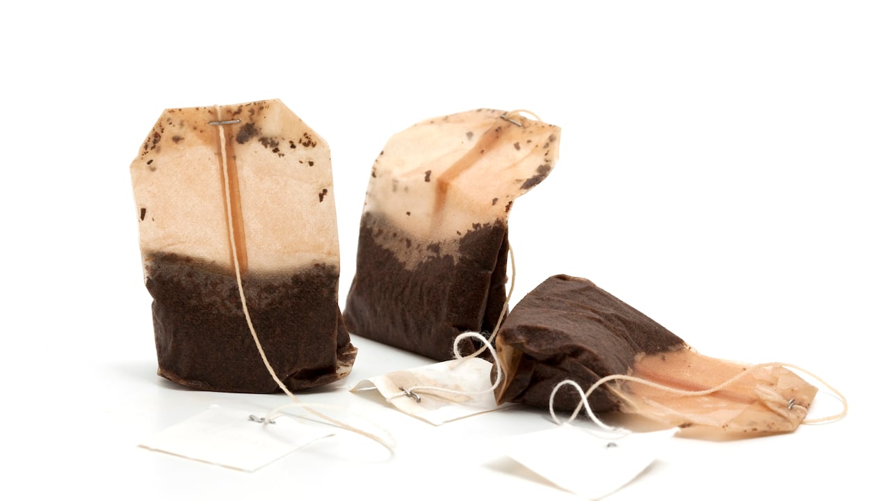 Por primera vez, los científicos han demostrado que las bolsitas de té comerciales liberan millones de microplásticos.