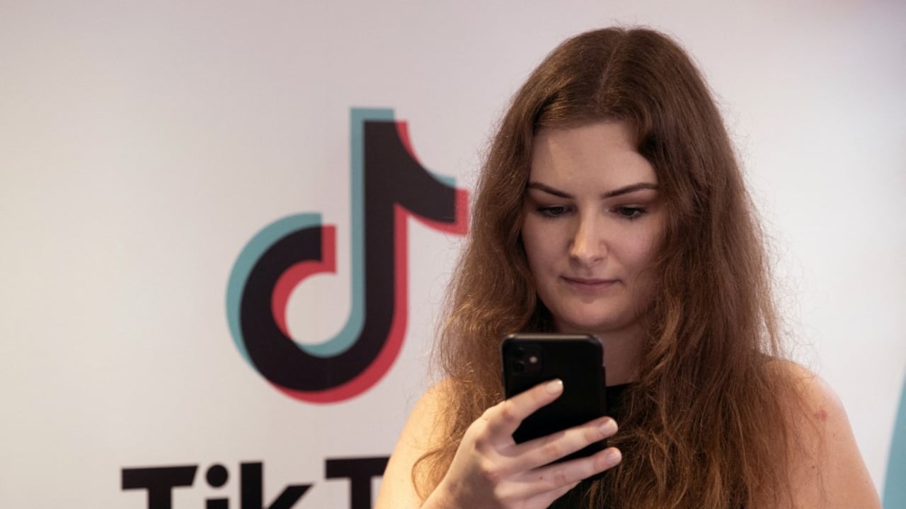 Sarah Sprinz escritora alemana, usa Tik Tok para promocionar sus obras literarias en la feria del libro de Frankfurt.