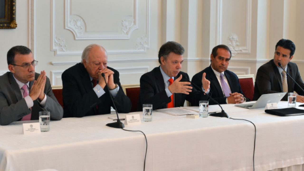 Al comienzo de esta reunión entre La U y el presidente Santos, el senador Roy Barreras (extremo izquierdo)exigió que los ministros se retiraran. El presidente le dijo que si ellos se iban, él también se retiraría. Tras esta tensa reunión, Barreras perdió liderazgo en su partido y confianza con el Ejecutivo.