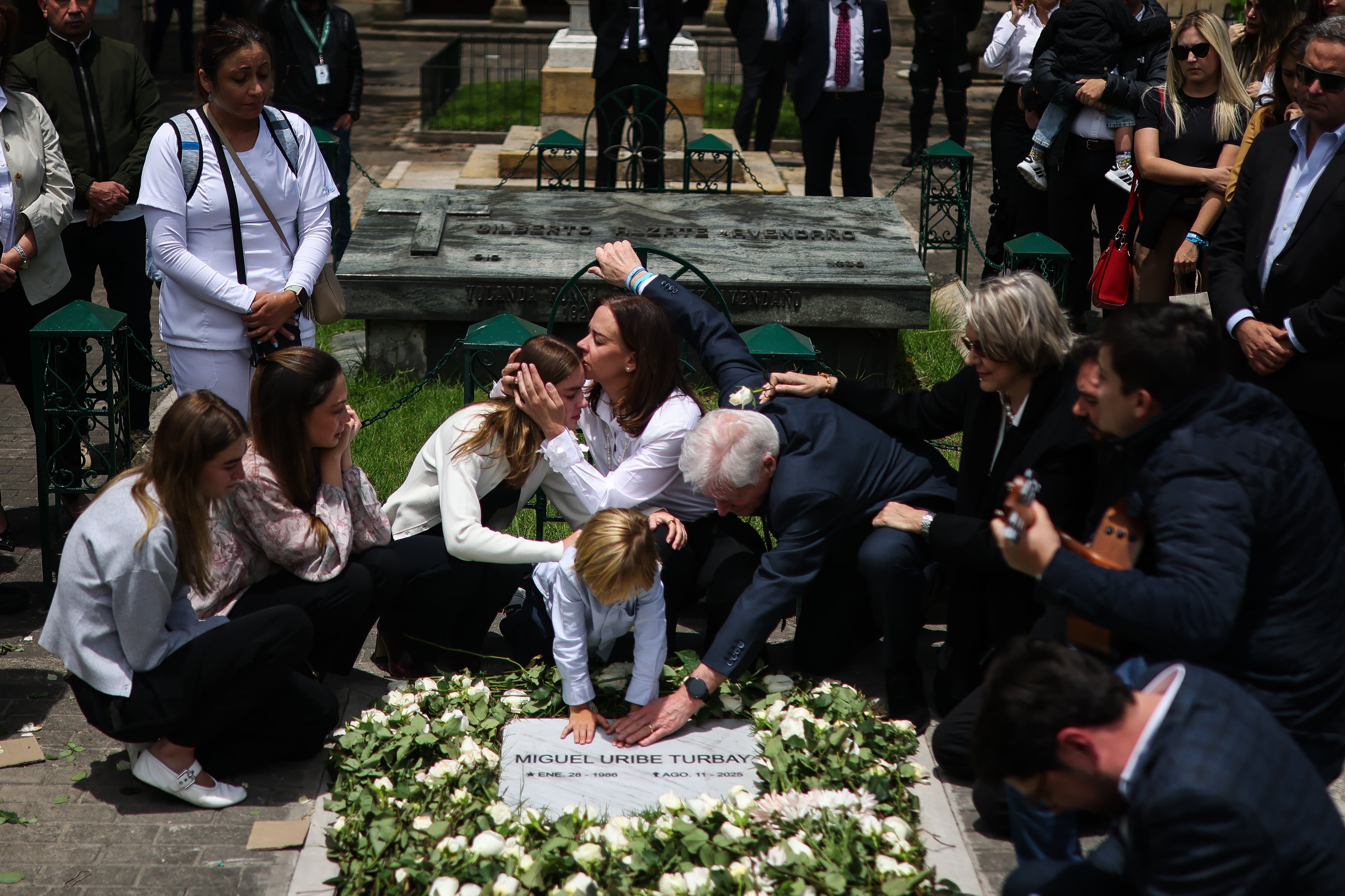 María Claudia Tarazona y su familia, visitan la tumba de Miguel Uribe Turbay en el Cementerio Central.