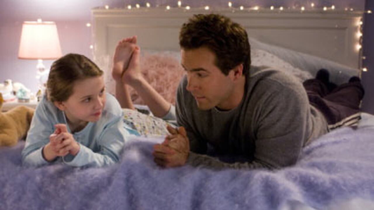 El asesor de imagen Will Hayes (Ryan Reynolds) le cuenta a su hija Maya (Abigail Breslin) las tres historias de amor más importantes de su vida