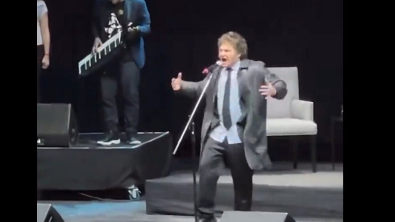 Luego de su intepretación, el presidente economista brindó una extensa clase de economía a partir de su decimotercer libro "Capitalismo, socialismo y la trampa neoclásica".