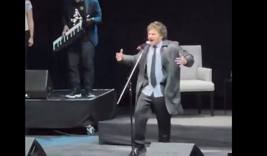 Luego de su intepretación, el presidente economista brindó una extensa clase de economía a partir de su decimotercer libro "Capitalismo, socialismo y la trampa neoclásica".