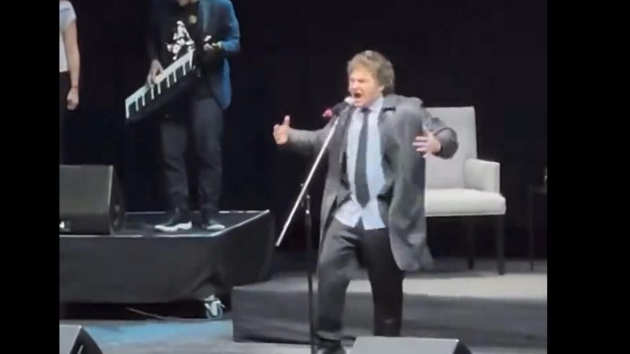 "Estimados, quise hacer esto porque quería cantar", dijo antes de entonar junto a una banda amateur una única canción: su versión de "Panic show" del trío de rock argentino La Renga. Foto: @NicoOrchid