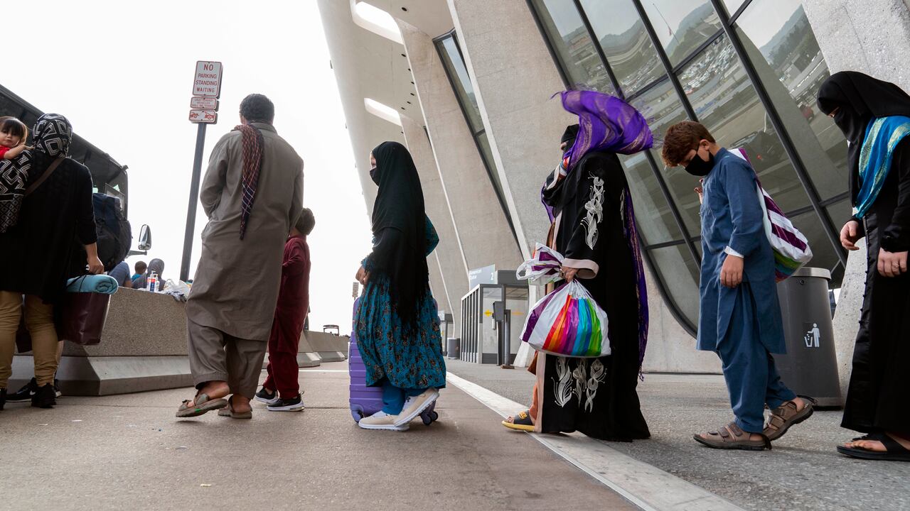 Las personas evacuadas de Kabul, Afganistán, esperan para abordar un autobús después de llegar al Aeropuerto Internacional Washington Dulles, en Chantilly, Virginia, el lunes 30 de agosto de 2021 (AP Photo / Jose Luis Magana).