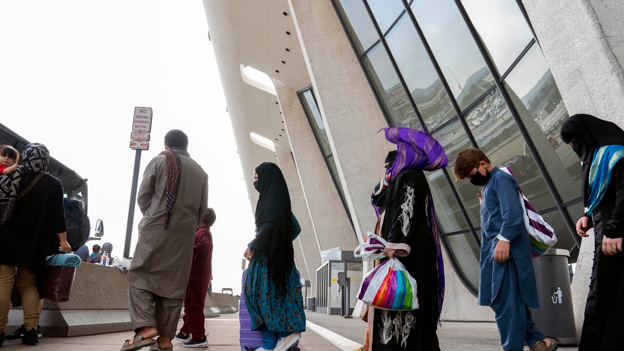 Las personas evacuadas de Kabul, Afganistán, esperan para abordar un autobús después de llegar al Aeropuerto Internacional Washington Dulles, en Chantilly, Virginia, el lunes 30 de agosto de 2021 (AP Photo / Jose Luis Magana).