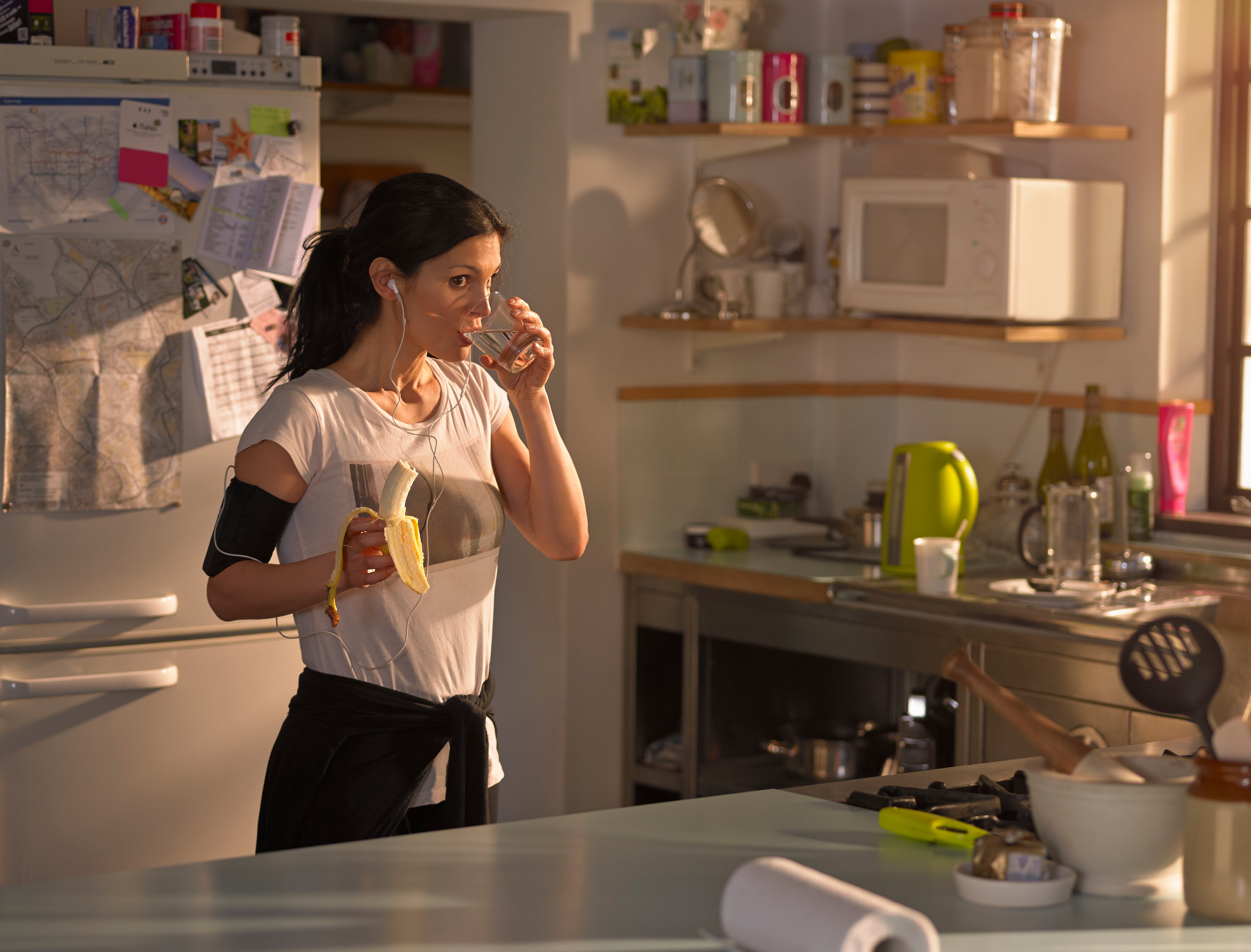 Mujer en la cocina preparándose para correr