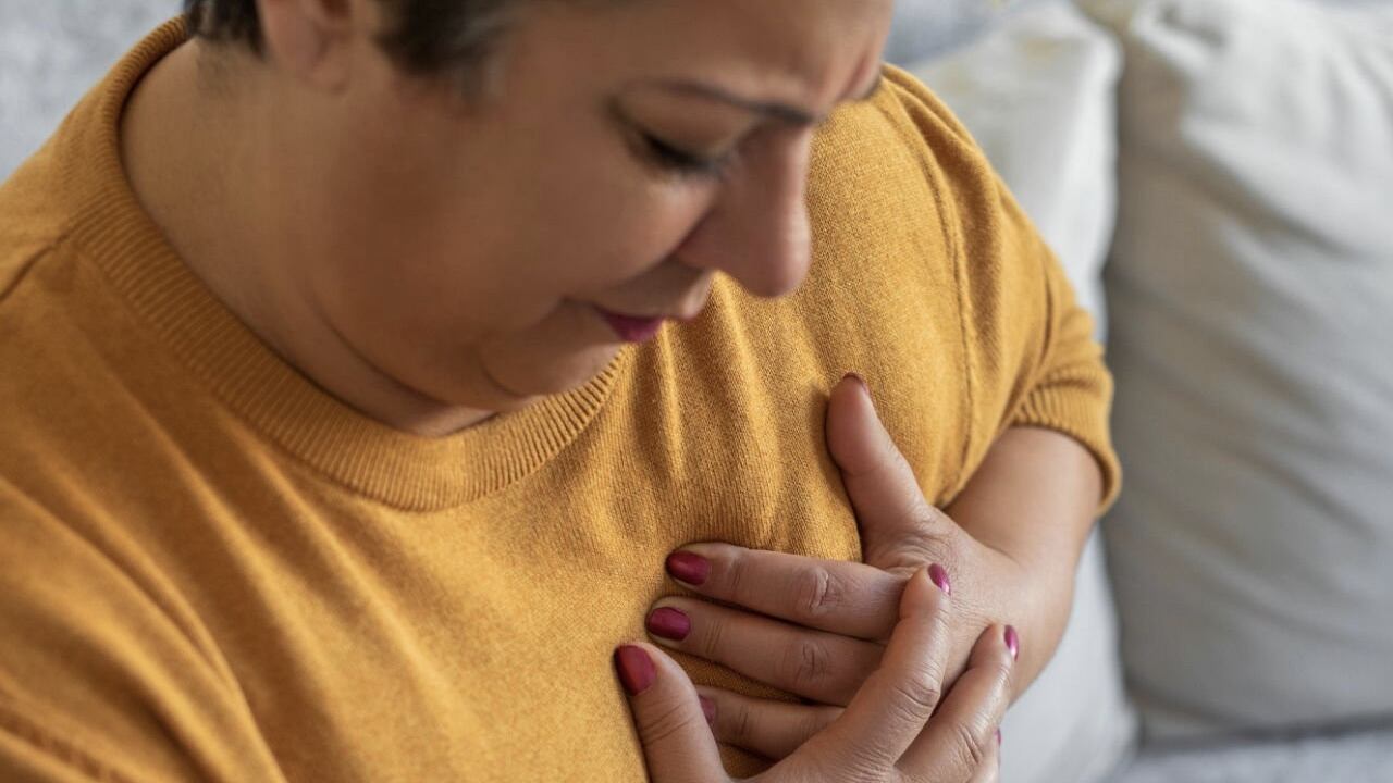 La presión arterial alta puede llevar a que la persona sufra un ataque al corazón.