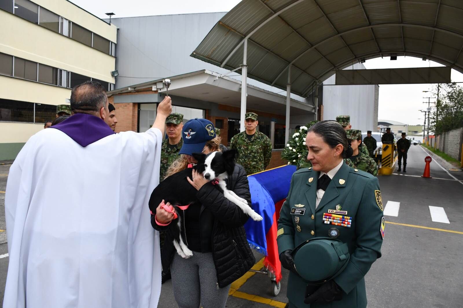 La mascota de Julieth también la acompaña en su despedida.