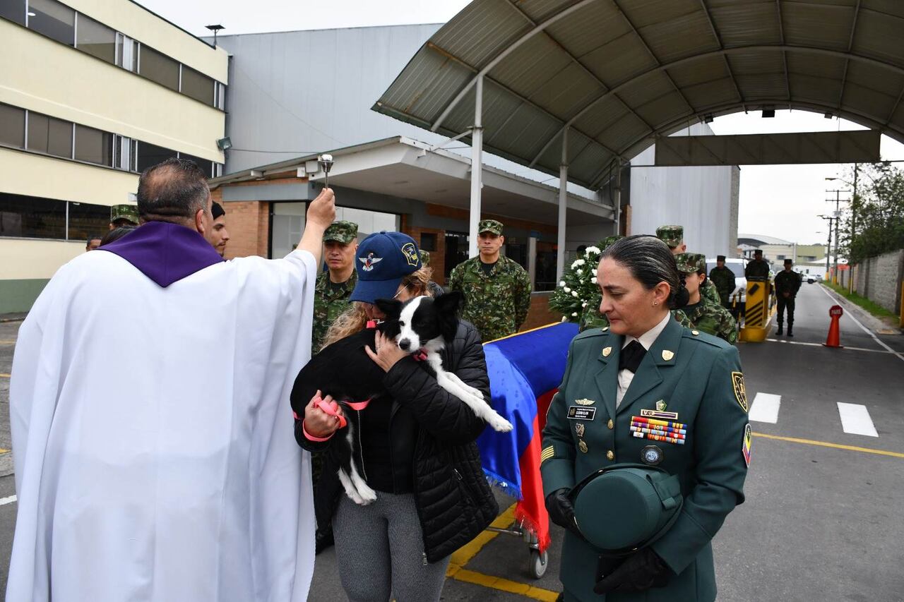La mascota de Julieth también la acompaña en su despedida.