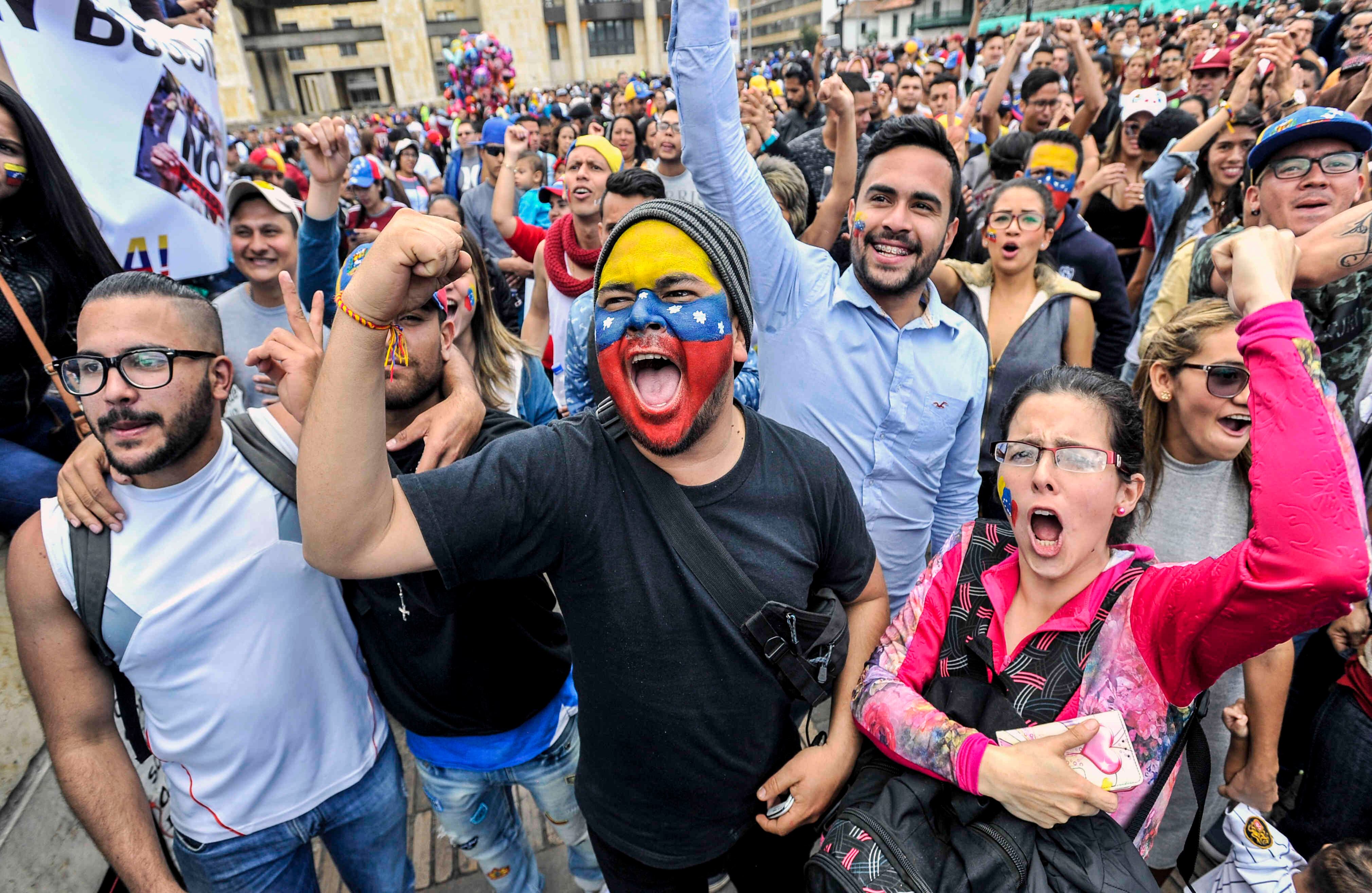 Ciudadanos venezolanos —residentes en Bogotá— lanzan arengas luego de  sufragar el domingo 16 de julio de 2017, en Colombia, durante las votaciones al plebiscito. Esta jornada democrática ha sido  impulsada  por la oposición al gobierno de Nicolás Maduro. En las tarjetas, los ciudadanos deben responder ‘sí’ o ‘no’ a tres preguntas: la primera es si respalda el plan del presidente Nicolás Maduro de cambiar la Constitución; la segunda es si  apoya la intervención de las Fuerzas Armadas para “restituir el orden constitucional”; y por último si desea un gobierno de unidad nacional. Foto: Carlos Julio Martínez / SEMANAFoto: Carlos Julio Martínez / SEMANA 