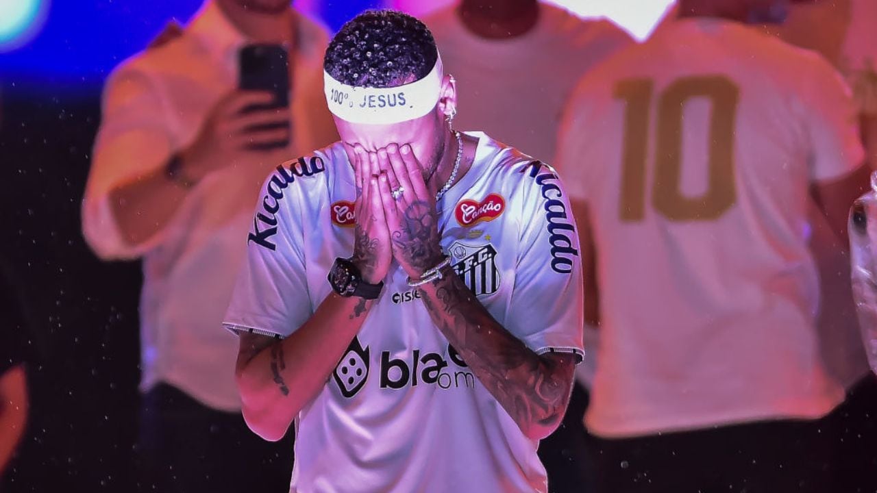 Neymar con la camiseta de Santos.