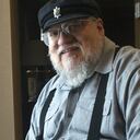 El estadounidense George R.R. Martin lanzó el primer libro de la saga en 1996. De las siete novelas previstas, hasta ahora ha publicado cinco, las cuales han sido traducidas a 20 idiomas y se han vendido más de 15 millones de copias en el mundo.