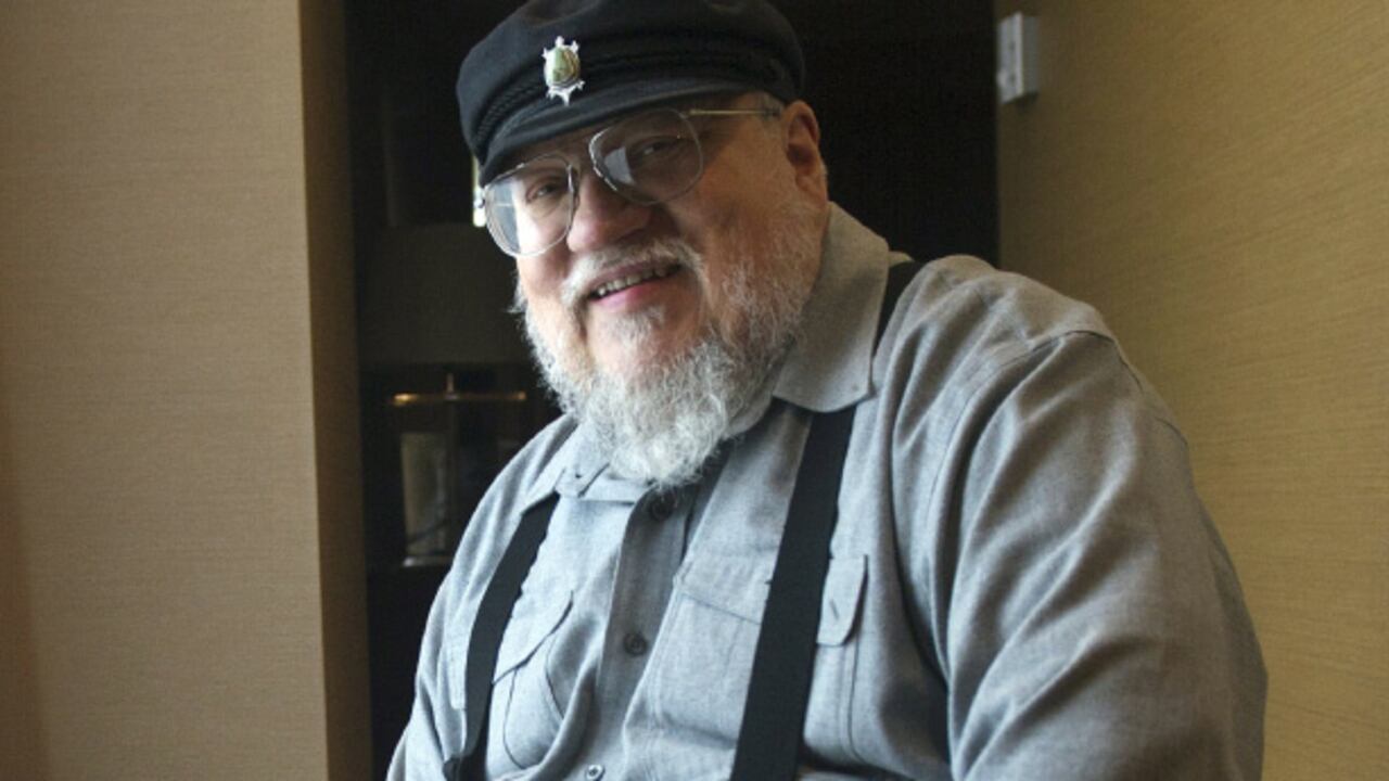El estadounidense George R.R. Martin lanzó el primer libro de la saga en 1996. De las siete novelas previstas, hasta ahora ha publicado cinco, las cuales han sido traducidas a 20 idiomas y se han vendido más de 15 millones de copias en el mundo.