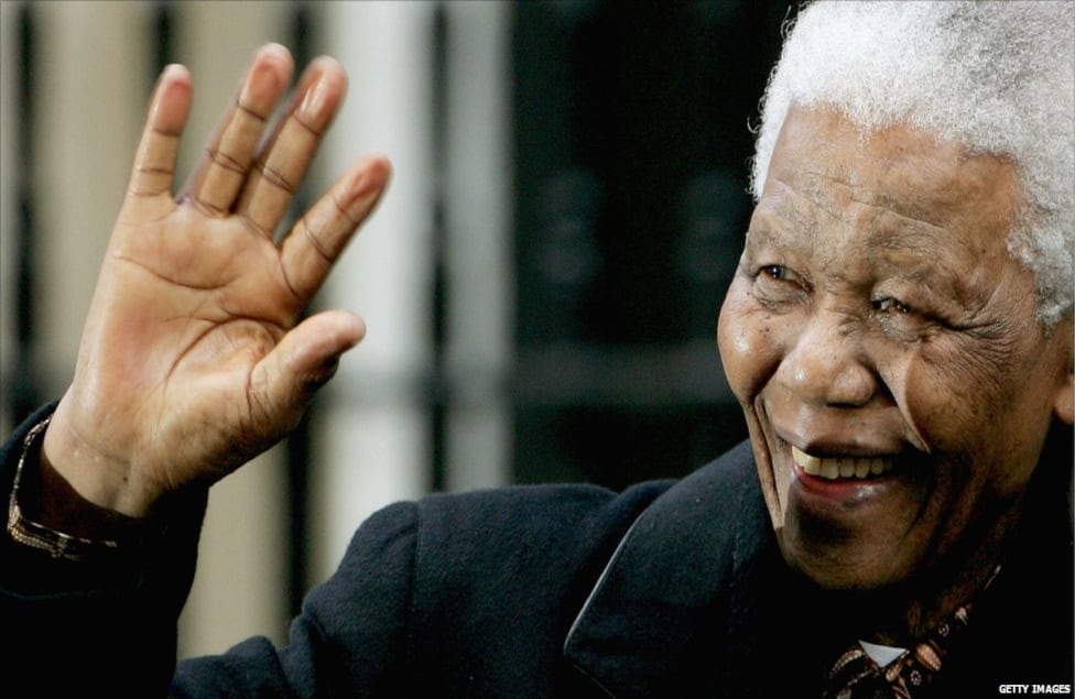 En 2004, a los 85 años, Mandela se retiró de la vida pública para pasar más tiempo con su familia y amigos y con el objetivo de dedicarse a la "reflexión silenciosa".