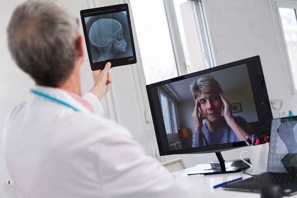 El dolor de cabeza puede estar relacionada con estrés, depresión, ansiedad, traumatismo craneal o puede derivarse de sostener la cabeza y el cuello en una posición anormal. (Photo by: BSIP/Universal Images Group via Getty Images)