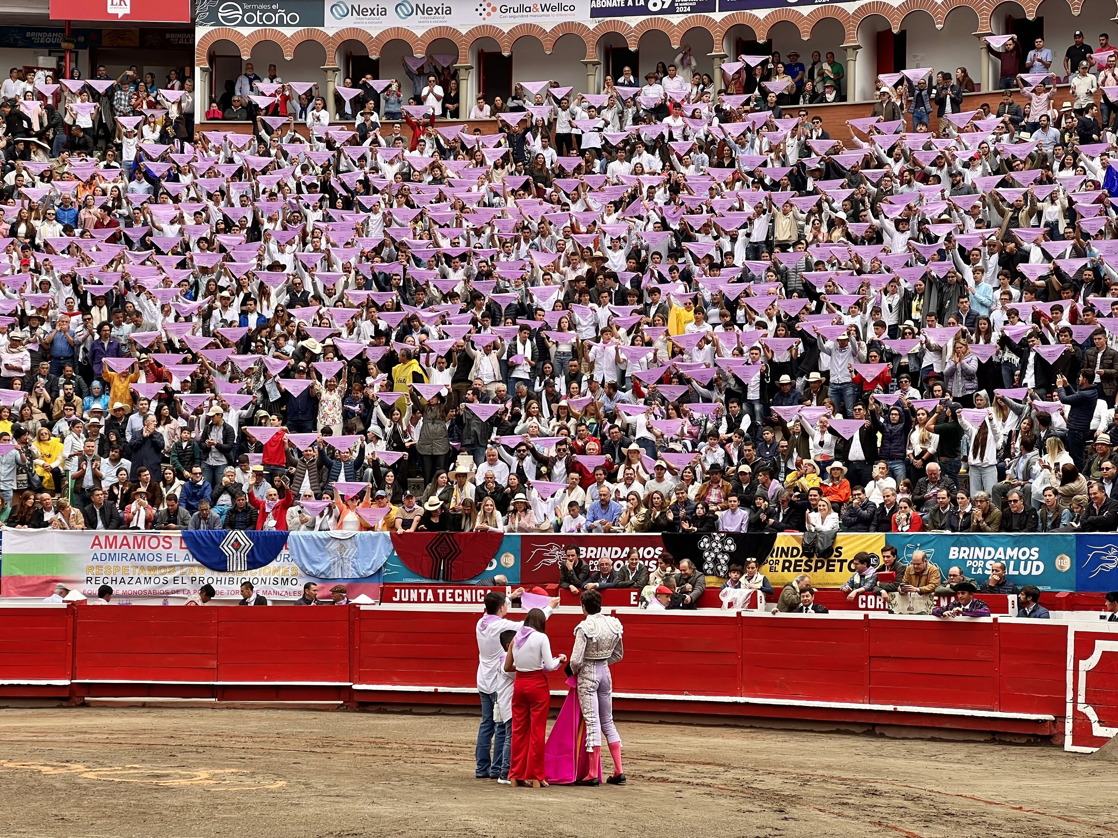 El Tendido Joven de Manizales le rindió homenaje al torero francés Sebastián Castella, en su regreso a los ruedos en la Plaza de Toros de Manizales.