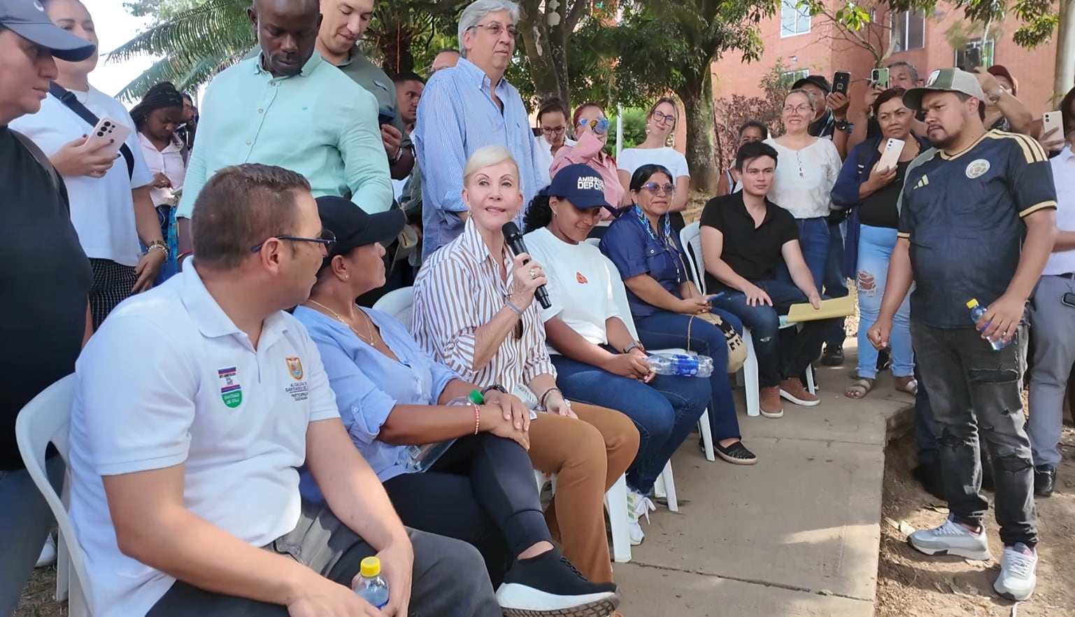 La gobernadora Dilian Francisca Toro y el alcalde Alejandro Eder durante el acto solemne frente a las ruinas del edificio Torres del Limonar, en el barrio Capri.