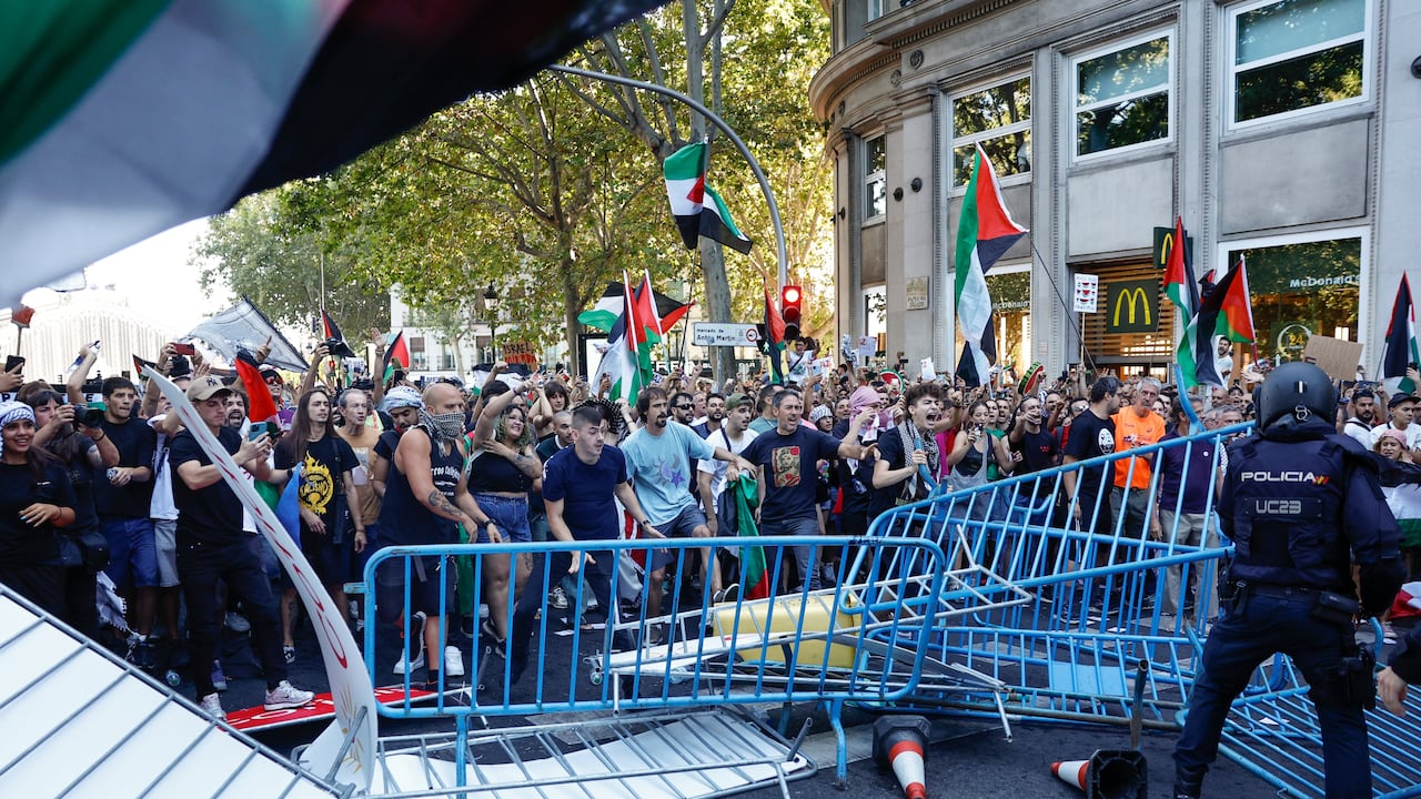Protestas propalestinas en Madrid obligan a suspender la última etapa de la Vuelta a España.