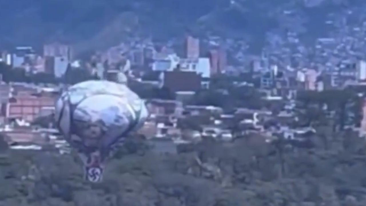 Momento de la caída del globo de mecha en el Aeropuerto Olaya Herrera de Medellín.