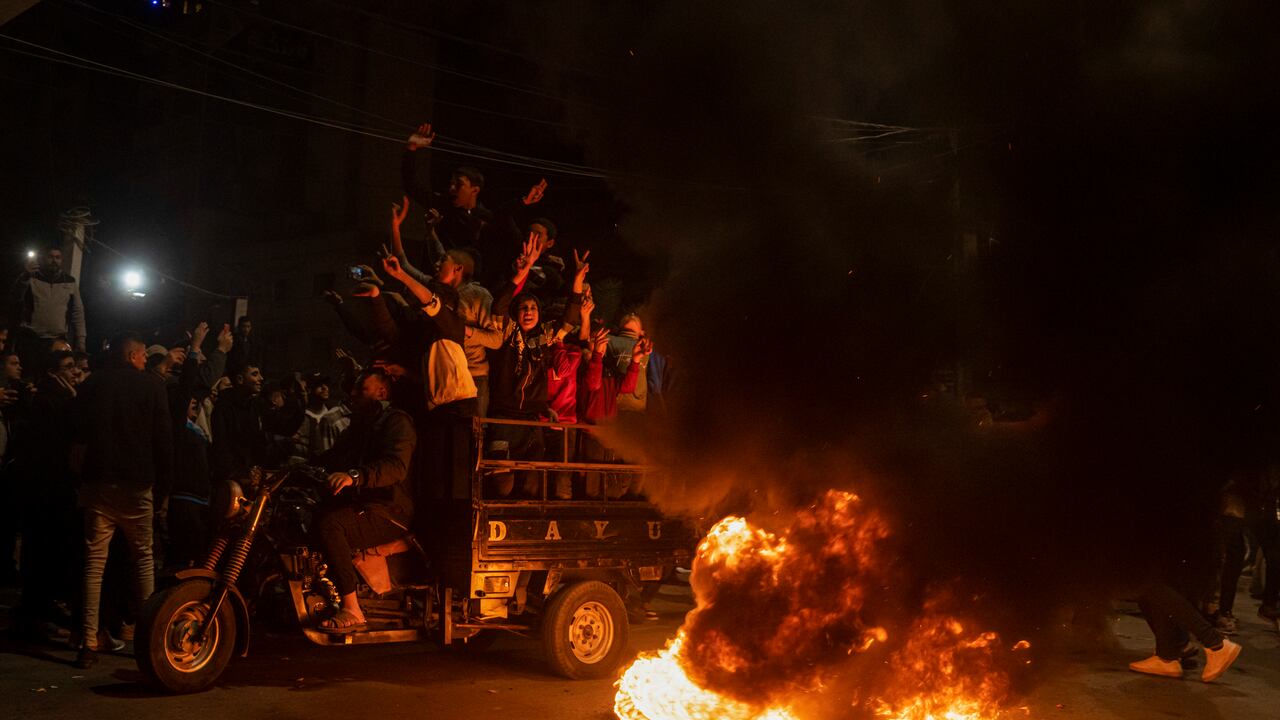 Los palestinos celebran después de un ataque a tiros cerca de una sinagoga en Jerusalén, en la ciudad de Gaza, el viernes 27 de enero de 2023. (AP Photo/Fatima Shbair)