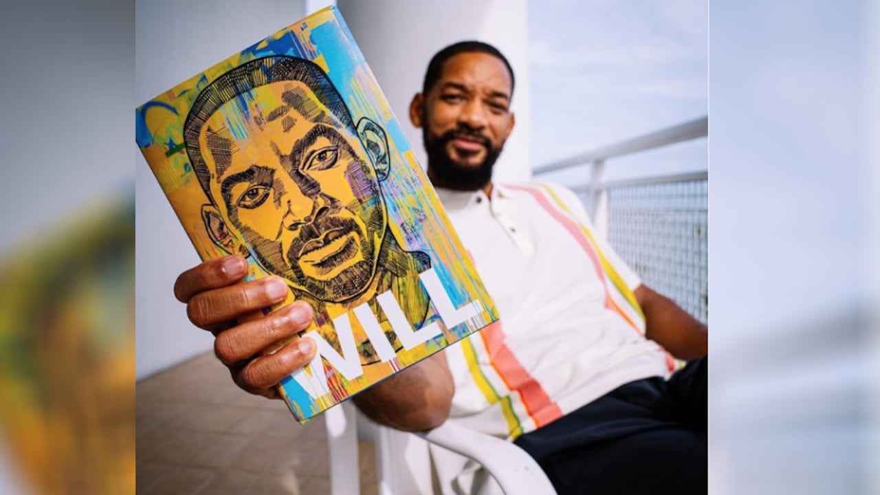 Will Smith, sosteniendo su libro 'Will', que cuenta su historia de vida