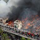 Un incendio se desata en un mercado popular de ropa más barata en la capital de Bangladesh, Dhaka, Bangladesh, el martes 4 de abril de 2023.