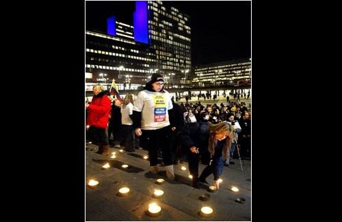 Al caer la noche en Suecia, los colombianos salieron a prender verlas en una de las plazas de Estocolmo para protestar contra las Farc.