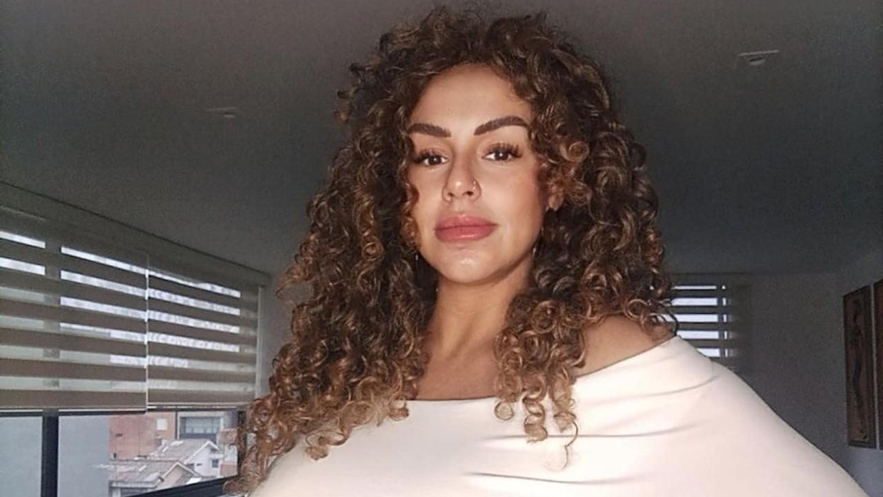 La cantante dejó ver un poco sus tacones desde su clóset.