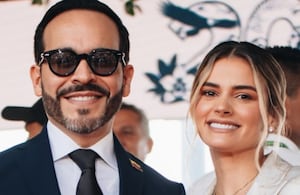 La presencia de Ana Lucía Pineda junto a Abelardo De La Espriella fue uno de los aspectos que llamó la atención durante el desfile militar realizado en Medellín.