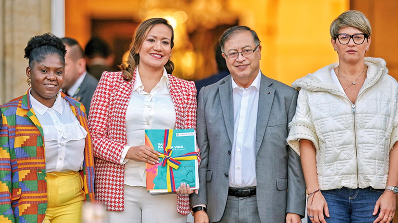 Las reformas a la salud y la laboral fueron radicadas en sendos eventos en la Casa de Nariño. Mientras tanto, crecen las dudas alrededor de la política de paz total y la forma como se busca negociar con los grupos alzados en armas.