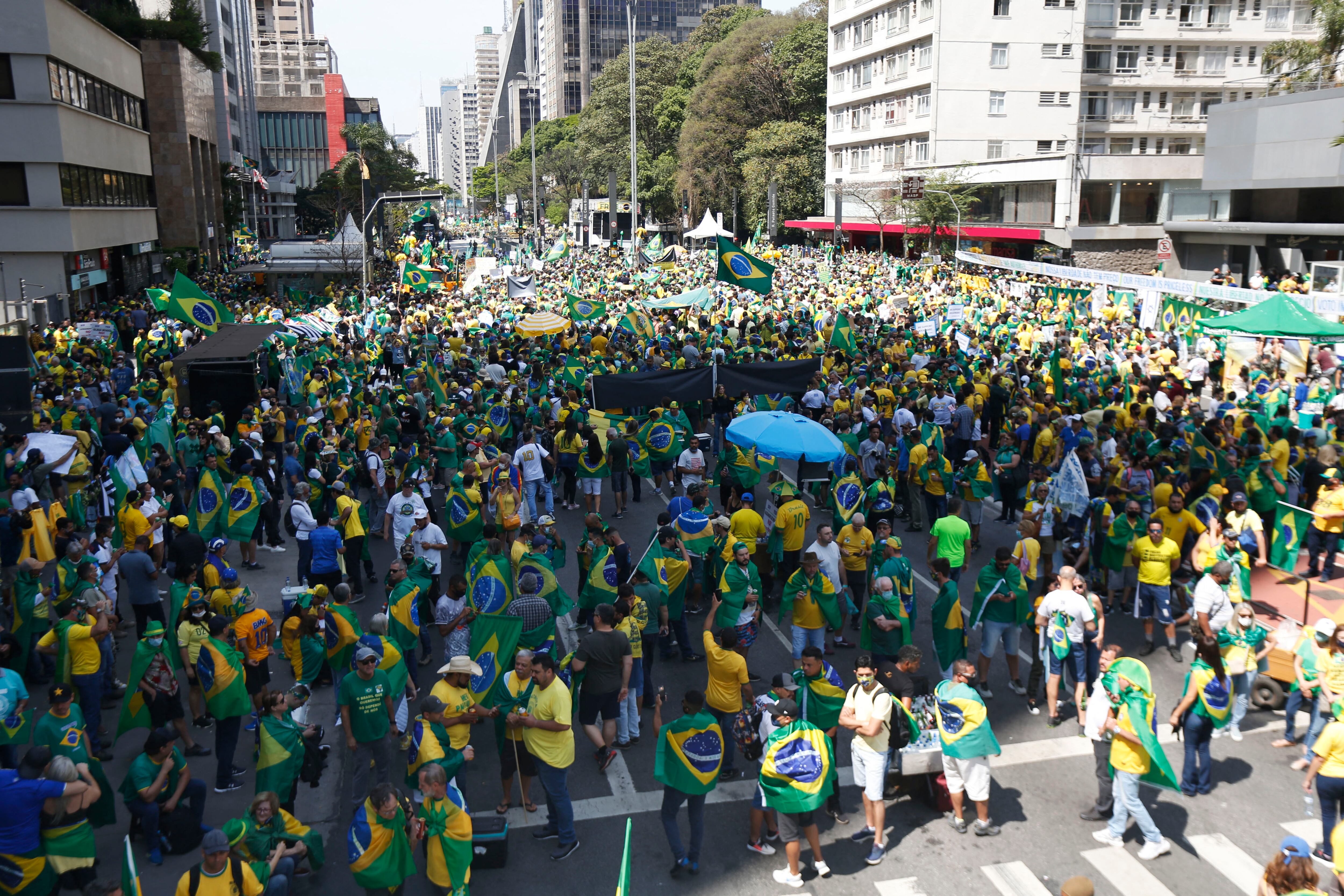 La gente participa en una manifestación para apoyar al presidente brasileño Jair Bolsonaro en Sao Paulo, Brasil, el 7 de septiembre de 2021, en medio del Día de la Independencia de Brasil. - Luchando contra cifras récord en las encuestas, una economía que se debilita y un poder judicial que dice está en su contra, el presidente Jair Bolsonaro convocó a grandes concentraciones para el día de la independencia brasileña el martes, buscando impulsar su base de extrema derecha. (Foto de Miguel Schincariol / AFP)